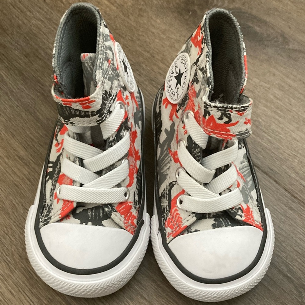 NWOT Chuck Taylor All Star Dinosaur Print